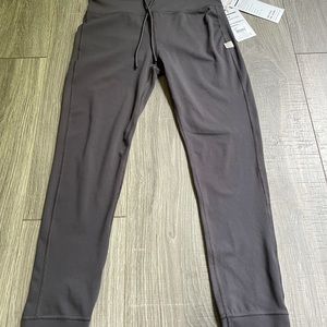 Lightly used Vuori Daily leggings in Charcoal!